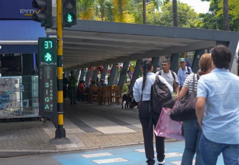 Envigado estrena semáforos inteligentes con sonido para personas con discapacidad visual