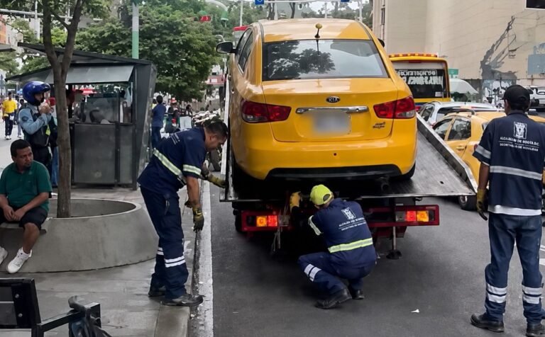 Taxista huyó en contravía por carril de Metroplús en Medellín terminó con cuatro comparendos