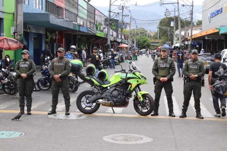 Cierran cinco locales en La Bayadera por presunto comercio ilegal de autopartes