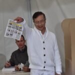 Petro mostró su voto tras sufragar y desató críticas por participación en política