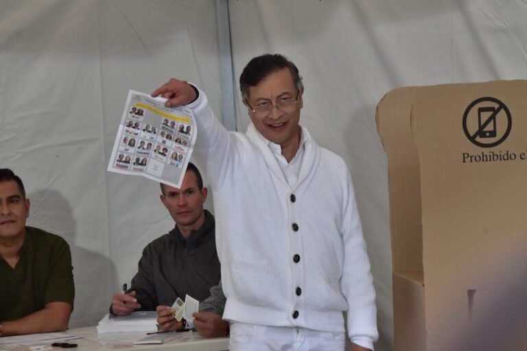Petro mostró su voto tras sufragar y desató críticas por participación en política