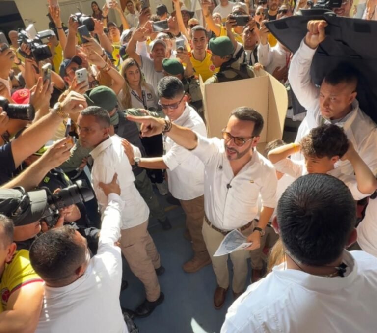 Entre aplausos y gritos de “Abelardo presidente”, De la Espriella votó en Barranquilla