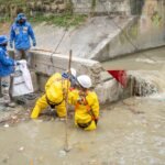Casi tres piscinas olímpicas de basura han sido extraídas de quebradas en 2026