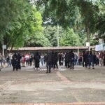 Gobernador de Antioquia ordena a la policía intervenir y capturar a encapuchados tras disturbios en la U de A