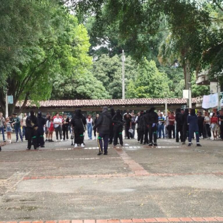 Gobernador de Antioquia ordena a la policía intervenir y capturar a encapuchados tras disturbios en la U de A