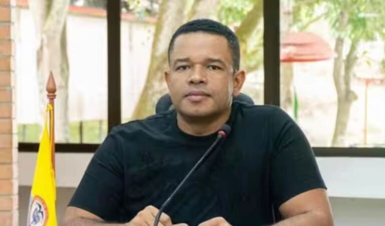 ¡Qué alcalde tan pinchao! el Concejo le aprobó un mes para ir a “estudiar” el Mundial