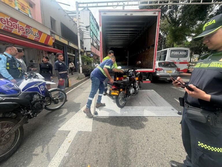 Inmovilizan motocicleta involucrada en presunta agresión contra una mujer en la Autopista Norte de Medellín