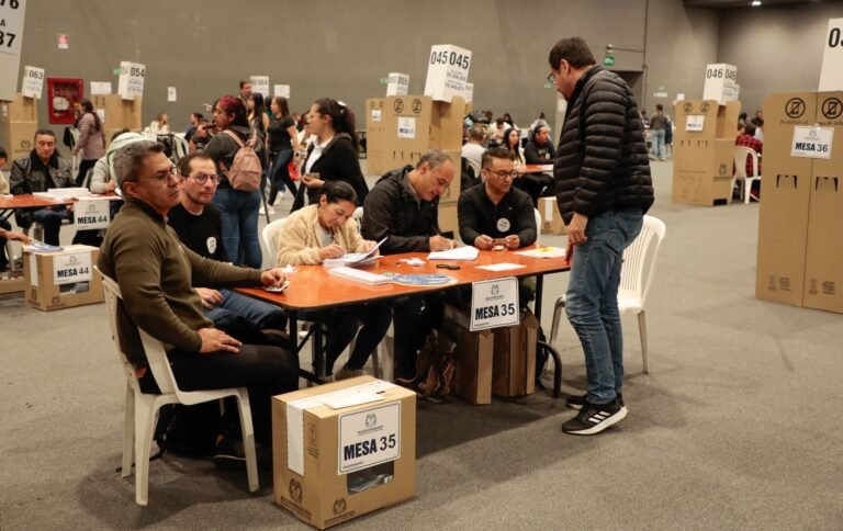Se cerraron las urnas en Colombia y comenzó el conteo de votos de la segunda vuelta presidencial