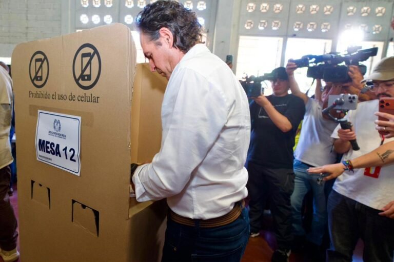 “Hoy es el día para derrotar a los criminales”: Federico Gutiérrez tras votar en Medellín