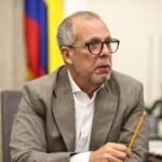 Procuraduría suspende e investiga al embajador Alfredo Saade por participación en política