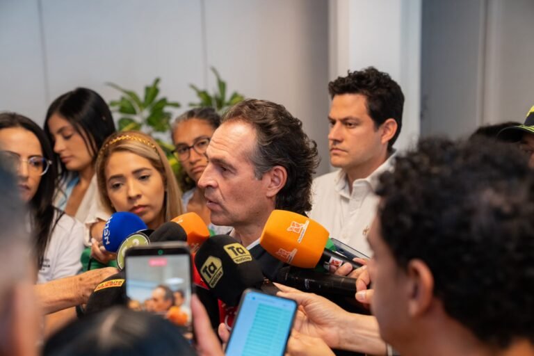 “Si Petro quiere renunciar, que se vaya de una vez”: Fico arremete contra Petro